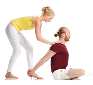 Yoga Aufrichtung Wirbelsäule Yogalehrer Yogalehrerin Hilfestellung