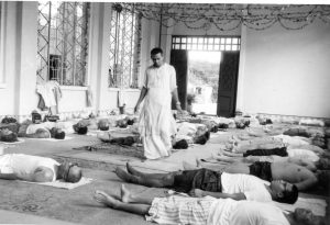 Swami_Vishnudevananda_Teaching